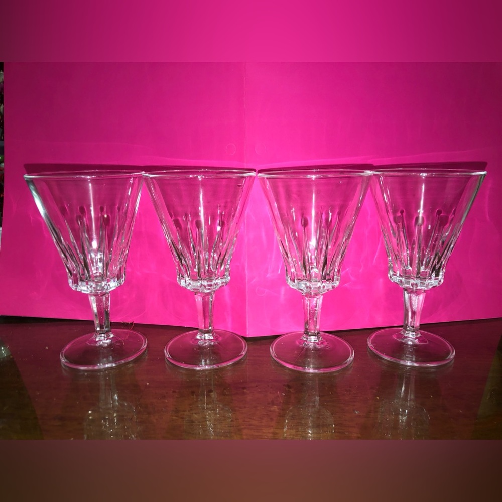 Vintage Set of 4 stemmed wine glasses, Made in Italy